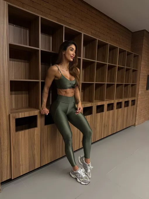 Legging Fitness Feminina Com Recortes Verde Militar
